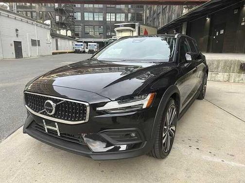 2025 Volvo V60 Cross Country Plus