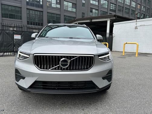 2025 Volvo XC40 B5 Core