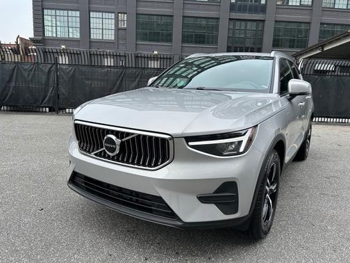 2025 Volvo XC40 B5 Core
