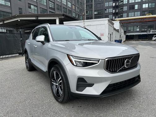2025 Volvo XC40 B5 Core