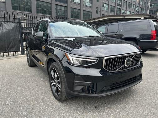 2025 Volvo XC40 B5 Core