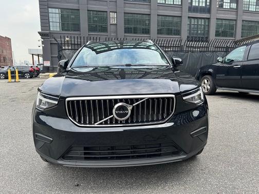 2025 Volvo XC40 B5 Core