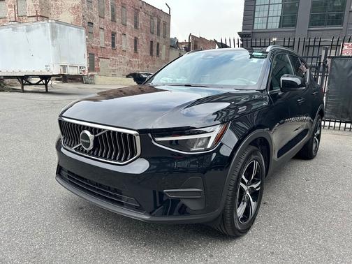 2025 Volvo XC40 B5 Core
