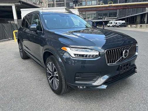 2022 Volvo XC90 T6 Momentum