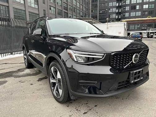 2024 Volvo XC40 Core