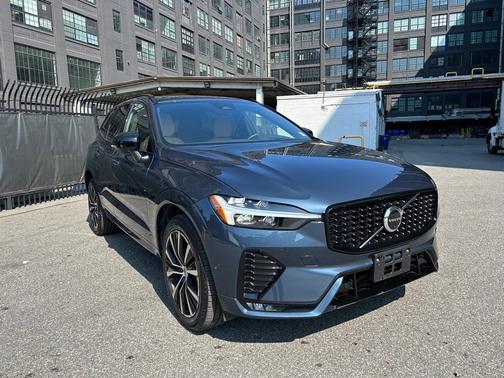 2023 Volvo XC60 B6 Ultimate Dark Theme