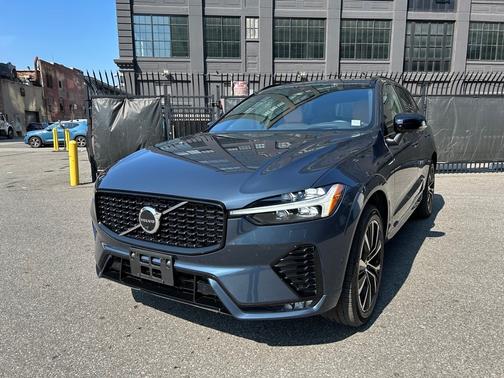 2023 Volvo XC60 B6 Ultimate Dark Theme
