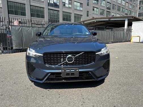 2023 Volvo XC60 B6 Ultimate Dark Theme