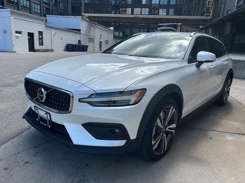 2024 Volvo V60 Cross Country B5 Plus