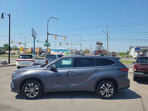 Magnetic Gray Metallic 2022 Toyota Highlander XLE