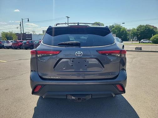 Magnetic Gray Metallic 2022 Toyota Highlander XLE