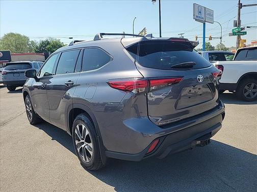 Magnetic Gray Metallic 2022 Toyota Highlander XLE