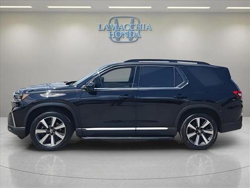 Crystal Black Pearl 2023 Honda Pilot Touring 8-Passenger