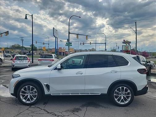 Mineral White Metallic 2025 BMW X5 xDrive40i