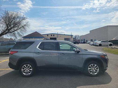 Satin Steel 2018 Chevrolet Traverse LT Cloth