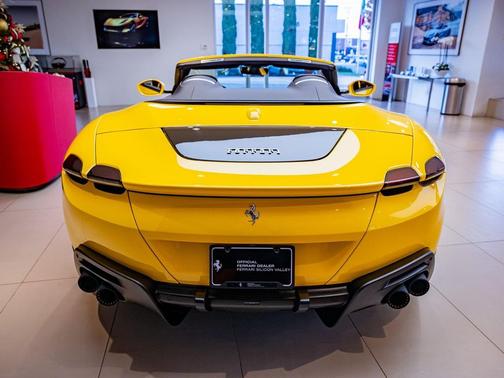 2025 Ferrari Roma Spider Base