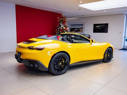2025 Ferrari Roma Spider Base