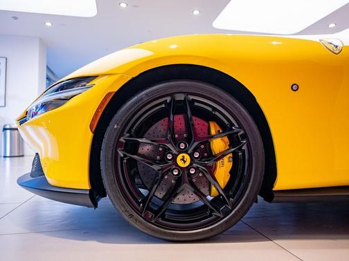 2025 Ferrari Roma Spider Base