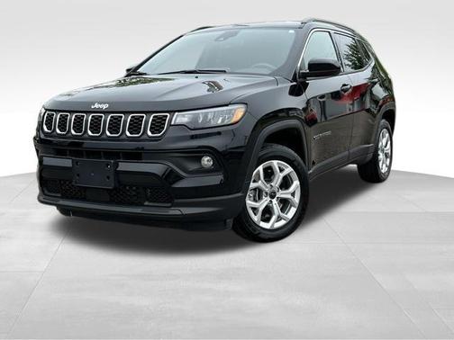 Diamond Black Crystal Pearlcoat 2025 Jeep Compass Latitude