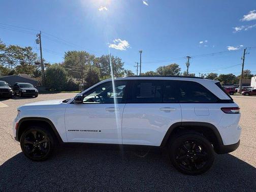 Bright White Clearcoat 2024 Jeep Grand Cherokee Altitude
