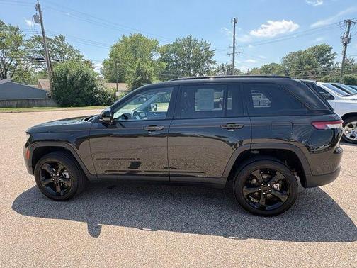 Rocky Mountain Pearlcoat 2023 Jeep Grand Cherokee Limited
