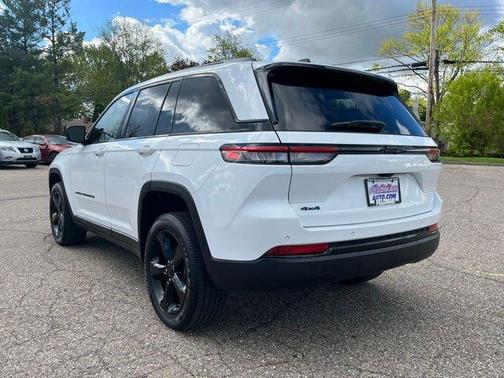 Bright White Clearcoat 2023 Jeep Grand Cherokee Altitude