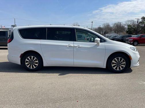 2022 Chrysler Pacifica Hybrid Touring L
