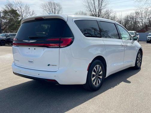 2022 Chrysler Pacifica Hybrid Touring L