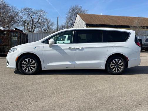 2022 Chrysler Pacifica Hybrid Touring L