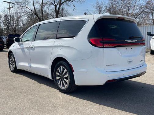 2022 Chrysler Pacifica Hybrid Touring L