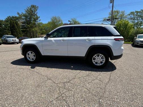Bright White Clearcoat 2023 Jeep Grand Cherokee Laredo