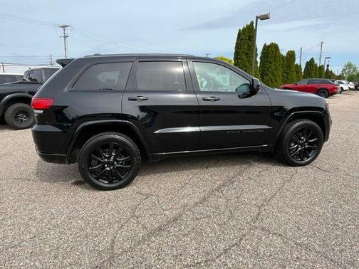 Diamond Black Crystal Pearlcoat 2017 Jeep Grand Cherokee Altitude