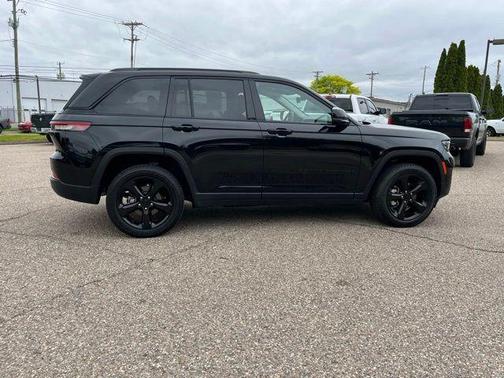 Diamond Black Crystal Pearlcoat 2023 Jeep Grand Cherokee Limited