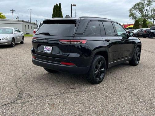 Diamond Black Crystal Pearlcoat 2023 Jeep Grand Cherokee Limited