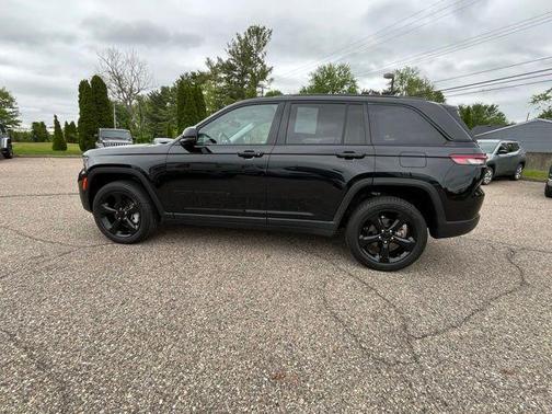 Diamond Black Crystal Pearlcoat 2023 Jeep Grand Cherokee Limited