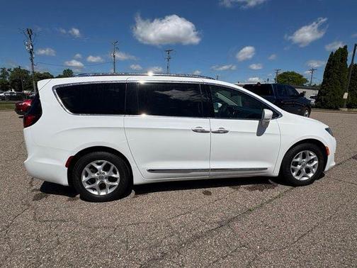 Bright White Clearcoat 2017 Chrysler Pacifica Touring-L