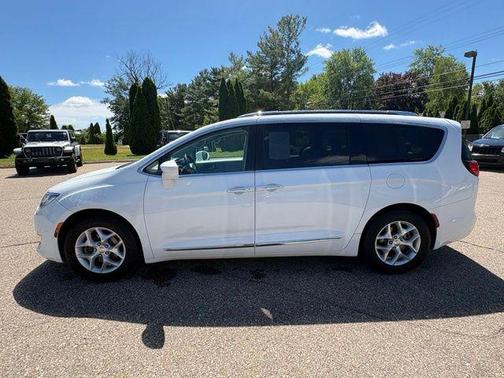 Bright White Clearcoat 2017 Chrysler Pacifica Touring-L