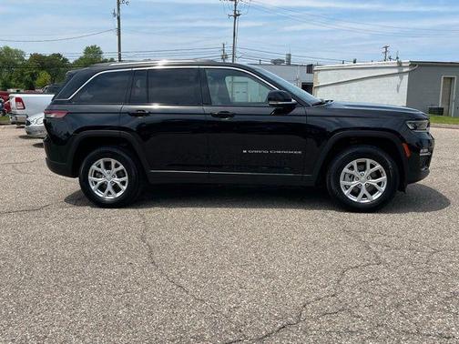 Diamond Black Crystal Pearlcoat 2023 Jeep Grand Cherokee Limited