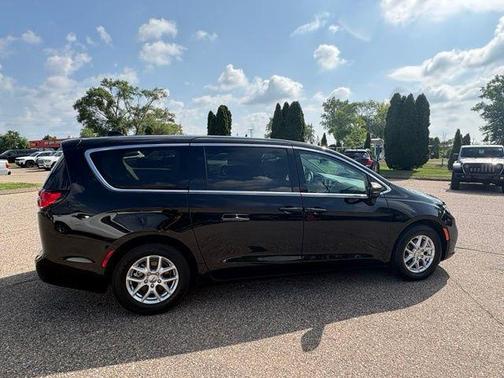 Diamond Black Crystal Pearlcoat 2024 Chrysler Pacifica Touring L