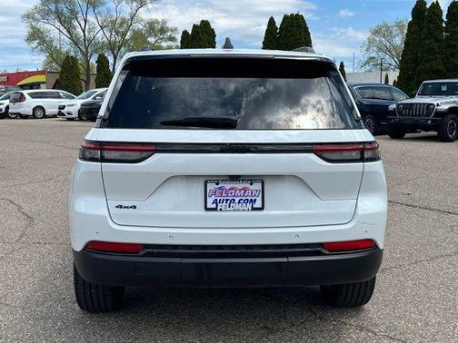 Bright White Clearcoat 2023 Jeep Grand Cherokee Altitude