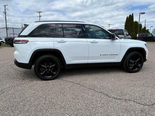 Bright White Clearcoat 2023 Jeep Grand Cherokee Altitude