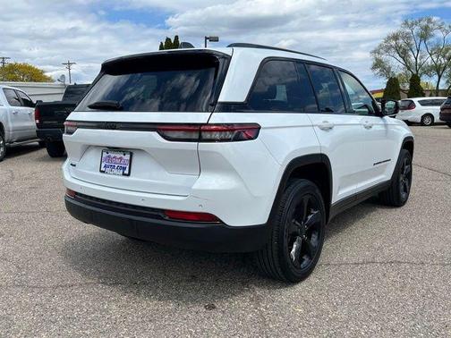 Bright White Clearcoat 2023 Jeep Grand Cherokee Altitude