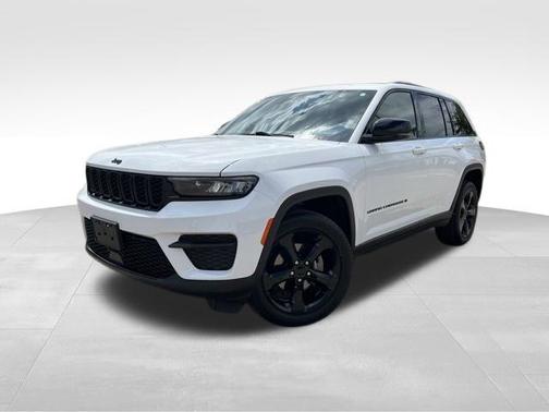 Bright White Clearcoat 2023 Jeep Grand Cherokee Altitude