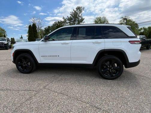 Bright White Clearcoat 2023 Jeep Grand Cherokee Altitude