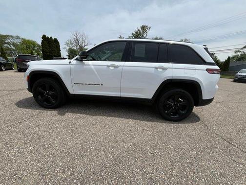 Bright White Clearcoat 2023 Jeep Grand Cherokee Limited