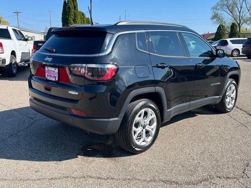 Diamond Black Crystal Pearlcoat 2025 Jeep Compass Latitude