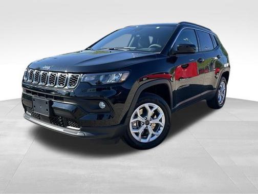 Diamond Black Crystal Pearlcoat 2025 Jeep Compass Latitude