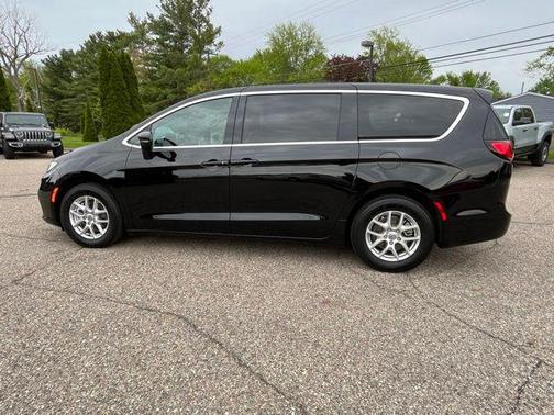 Diamond Black Crystal Pearlcoat 2025 Chrysler Pacifica L