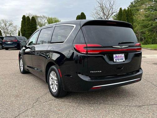 Diamond Black Crystal Pearlcoat 2025 Chrysler Pacifica L