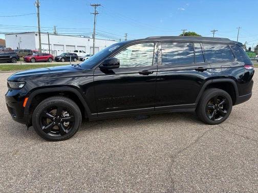 Diamond Black Crystal Pearlcoat 2023 Jeep Grand Cherokee L Altitude